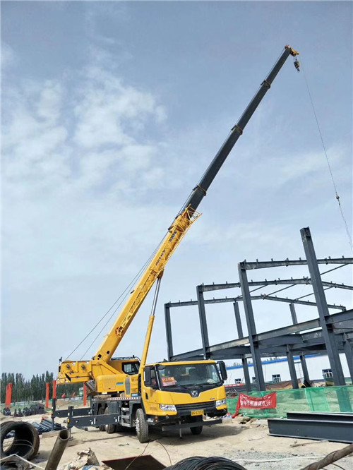 宣威市超高层建筑钢结构吊装案例